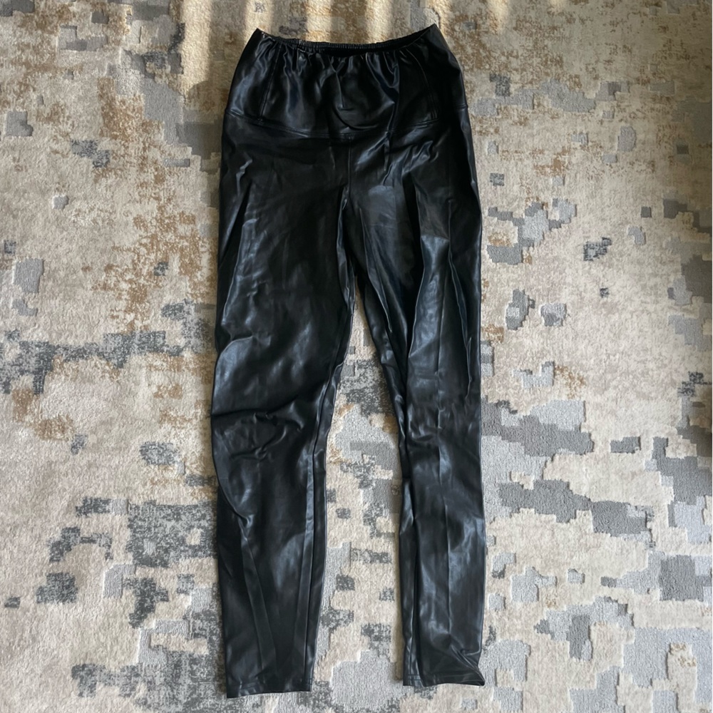 Aritzia Darla vegan legging